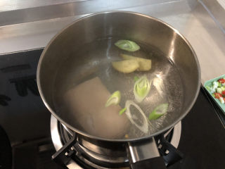 4、海参烧豆腐➕海参娃娃菜烧豆腐,锅中加水，下五花肉，两片姜片，几片葱白，