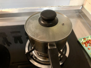 6、海参烧豆腐➕海参娃娃菜烧豆腐,煮开后，撇去浮末，小火炖煮10分钟