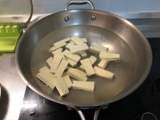 14、海参烧豆腐➕海参娃娃菜烧豆腐,坐锅烧水，豆腐冷水下锅，煮开后再煮一分钟