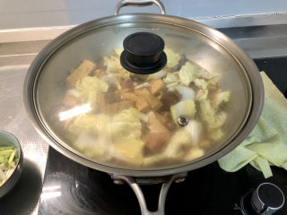 32、海参烧豆腐➕海参娃娃菜烧豆腐,煮开后，加盖小火炖煮3分钟