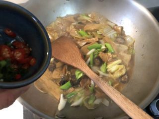 36、海参烧豆腐➕海参娃娃菜烧豆腐,撒上小米辣，翻炒均匀，关火