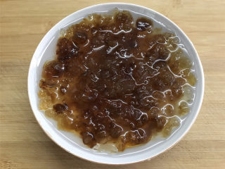 2、蔓越莓桃胶银耳羹,桃胶提前泡发一夜，让其完全泡发透，然后挑出附在上面的杂质，用水清洗干净。
