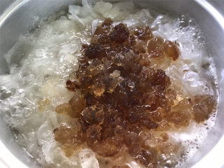 4、蔓越莓桃胶银耳羹,煮开后加入清洗干净的桃胶。