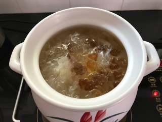 5、蔓越莓桃胶银耳羹,煮开后转小火炖1小时候。
