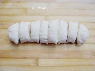 5、刀切小馒头,用刀切成大小一致的小块