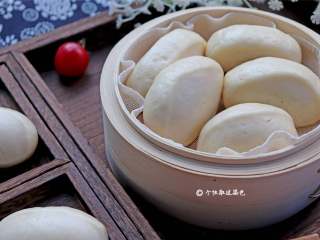 11、刀切小馒头,刚蒸好的小馒头掰开来那个香啊，一锅的小馒头就那么被我空口啃完了。