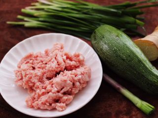 1、双色西葫芦韭菜生煎包,准备好所有的食材。
