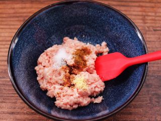 2、双色西葫芦韭菜生煎包,把猪肉馅放到一个大一点的容器里，加入鸡精，料酒、生抽、和花椒粉。