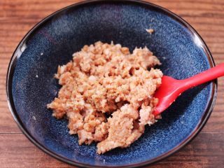 3、双色西葫芦韭菜生煎包,把所有的食材搅拌均匀。