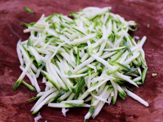 4、双色西葫芦韭菜生煎包,西葫芦洗净后擦丝，撒上少许盐腌制片刻。