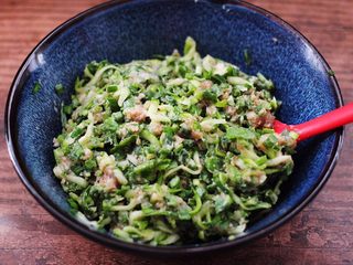 7、双色西葫芦韭菜生煎包,把所有的食材搅拌均匀即可备用。