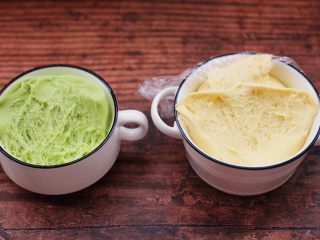 11、双色西葫芦韭菜生煎包,醒发好的面团组织呈蜂窝状。