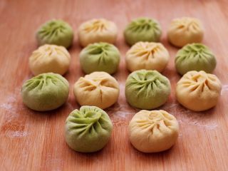 16、双色西葫芦韭菜生煎包,依次做好所有的包子后。