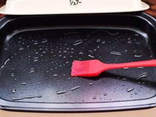 17、双色西葫芦韭菜生煎包,美食锅中用刷子蘸少许食用油，均匀涂抹在锅里面。