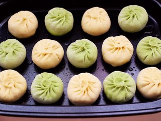 18、双色西葫芦韭菜生煎包,依次码上包好的所有包子。