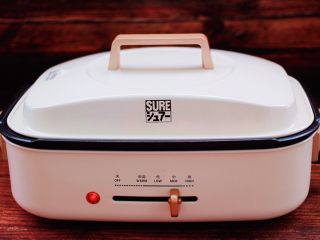 19、双色西葫芦韭菜生煎包,盖上锅盖中火，用中火慢慢煎制。