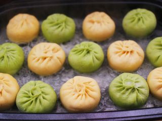 21、双色西葫芦韭菜生煎包,打开锅盖，一直看到汤汁收干为止。