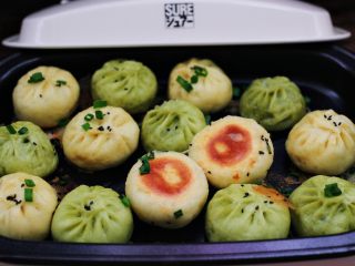 22、双色西葫芦韭菜生煎包,撒上少许葱花和黑芝麻即可出锅。