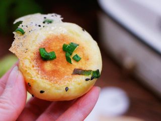 23、双色西葫芦韭菜生煎包,漂亮的冰花诱惑到你木有，底部脆而不硬，香酥可口。