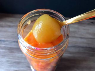 4、木瓜奶昔,放入一勺蜂蜜，我这个是土蜂蜜，都结块了。