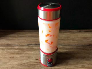 6、木瓜奶昔,把料理机的盖子盖好，按下启动按钮，打20秒左右就可以了。