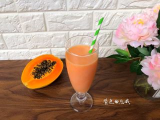 8、木瓜奶昔,超级好喝的木瓜牛奶做好了，口感顺滑，太好喝了，感觉一杯都不够喝，喜欢的宝宝赶紧收藏起来哦。