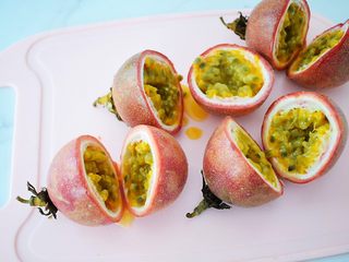 7、水果冷泡茶,将百香果对半切开