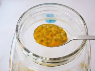 8、水果冷泡茶,再挖出果肉放入冰水壶中