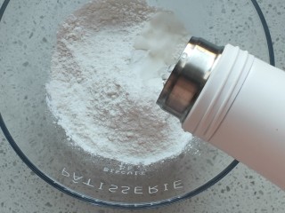 1、红糖麻糍,糯米粉中倒入温水