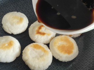 9、红糖麻糍,将红糖水倒入锅中