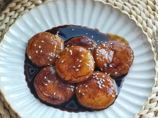 13、红糖麻糍,表面撒白芝麻装饰一下