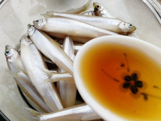 4、香炸胡瓜鱼,加一汤匙料酒,腌制几分钟。