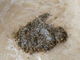 5、香炸胡瓜鱼,花椒粒和盐放入炒锅,不放油,小火炒香炒酥,包上保鲜膜擀碎。(现炒的香味比较浓郁。)