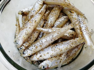 6、香炸胡瓜鱼,洒上炒好的椒盐。