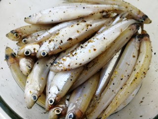 7、香炸胡瓜鱼,翻拌均匀,腌制20分钟。