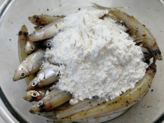 8、香炸胡瓜鱼,洒上些干面粉。