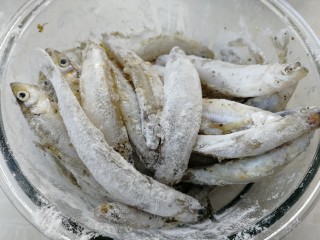 9、香炸胡瓜鱼,拌匀。