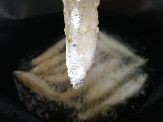 11、香炸胡瓜鱼,油温6成热,逐条放入油锅。