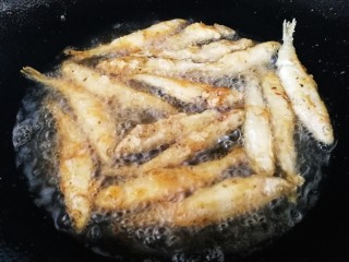 12、香炸胡瓜鱼,文火慢炸。