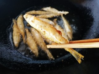 13、香炸胡瓜鱼,炸至金黄,表皮酥脆。