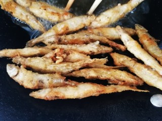 14、香炸胡瓜鱼,捞出控油。