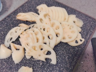 3、莲藕炒肉片,切成片备用