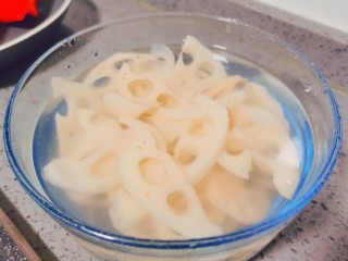 4、莲藕炒肉片,泡在水里防止变色