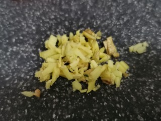 7、莲藕炒肉片,生姜切末备用