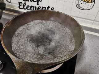 9、莲藕炒肉片,烧开水