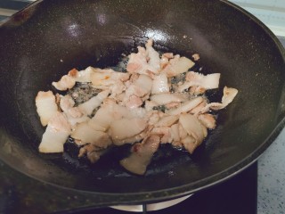 13、莲藕炒肉片,煸炒至出油