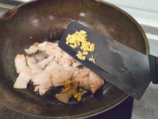 14、莲藕炒肉片,放入姜末