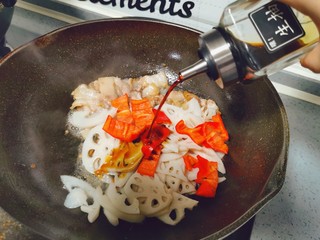 19、莲藕炒肉片,生抽调味