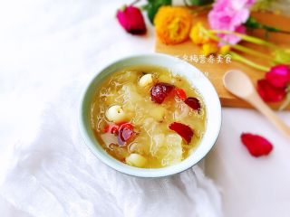 7、银耳莲子羹,热量低,提供持久饱腹感,是保持标准体重及减肥好帮手,促进肠胃蠕动,防便秘,肠道疏通了,身材好,小细腰也出现了。