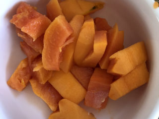 1、木瓜炖银耳,木瓜去皮切小块。